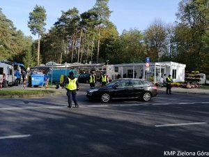 Policjant kieruje ruchem