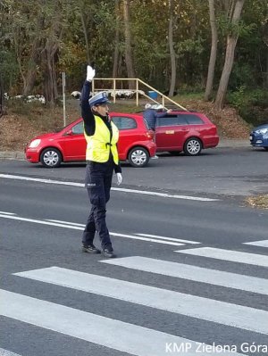 Policjantka Ruchu Drogowego wstrzymuje ruch