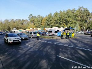 Policjant kieruje ruchem przy cmentarzu