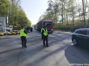 Policjanci pilnują bezpieczeństwa na drodze przy cmentarzu