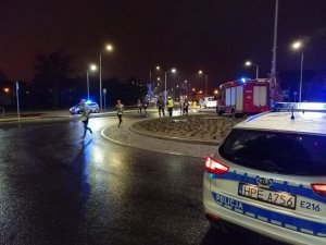 Policja i Straż Pożarna zabezpieczają rondo na trasie biegu