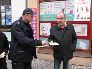 Policjant z seniorem