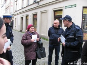 Policjanci rozdający ulotki dla seniorów