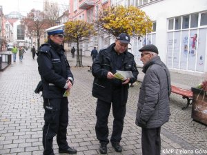 Policjantka i Policjant z seniorem