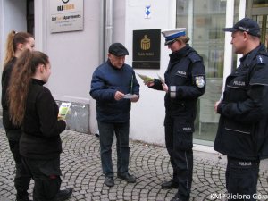 Policjanci i Policjantki rozdający ulotki zielonogórskim seniorom