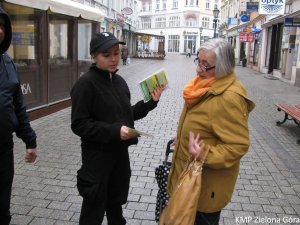 Rozmowa policjantki ze starsza kobietą