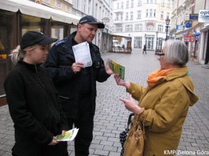 Policjanci z ulotkami na deptaku