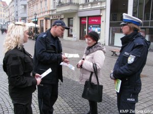 Policjanci z ulotkami w centrum miasta