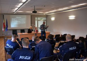 Dzielnicowi na szkoleniu podczas którego omówione zostały przepisy dotyczące legalności pobytu cudzoziemców na terenie RP,