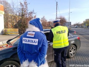 Policjant z Polikołajem podczas kontroli pojazdu