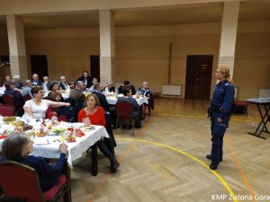 Policjantka i uczestnicy Dnia Seniora