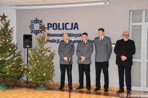 Policjanci na spotkaniu świątecznym