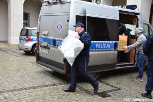 Policjanci wypakowujący prezenty dla dzieci w Zaborze