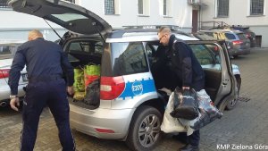 Dwóch policjantów z darami dla osób bezdomnych