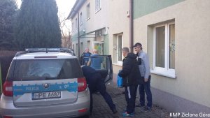 Policjanci i bezdomni obok noclegowni