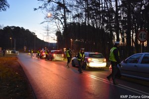 Policjanci podczas kontroli samochodów