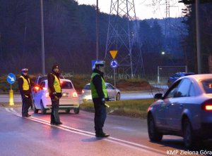 Trzech policjantów na ulicy