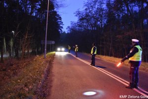 Policjanci podczas zatrzymania samochodu do kontroli