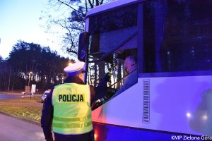 Policjant podczas trzeźwości kierowcy autobusu