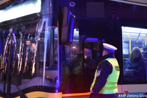 Policjant podczas badania trzeźwości kierowcy autobusu