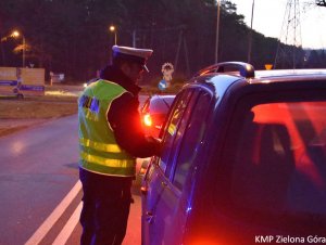 Policjant badający trzeźwość kierowcy