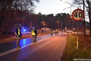 Policjantki i Policjanci w kamizelkach odblaskowych na ulicy