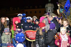 Policjanci z dziećmi  podczas 28. Finału Wielkiej Orkiestry Świątecznej Pomocy