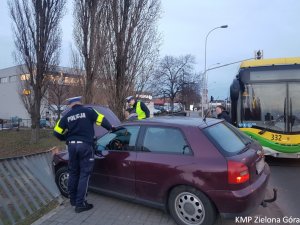 Kolizja samochodu z autobusem MZK