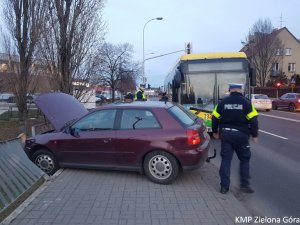 Samochód osobowy wjechał l w bajerki