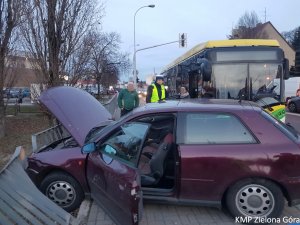 Policjant ze świadkami zderzenia i kierowca autobusu MZK