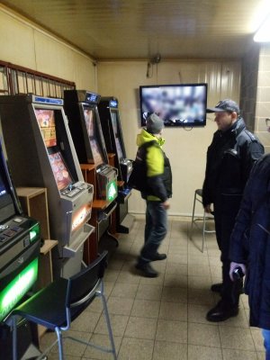 Policjanci w nielegalnym salonie gier