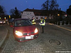 Policja podczas kontroli pojazdu i kierowcy