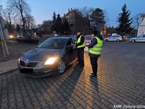 Policjantka I policjant podczas kontroli trzeźwości kierowców