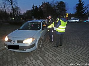 Policjanci podczas kontroli pojazdu