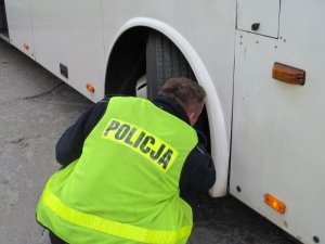 Policjant podczas kontroli autokaru &quot;Bezpieczne ferie&quot;