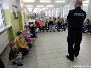 Policjant z dziećmi wypoczywającymi na zimowiskach.