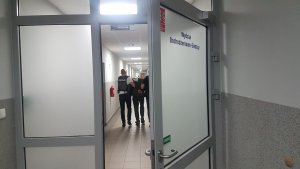 Policjanci prowadzący zatrzymanego mężczyznę