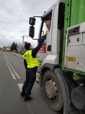 Policjant sprawdzający trzeźwość kierowcy