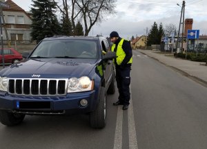 Policjant podczas kontroli trzeźwości kierowcy pojazdu