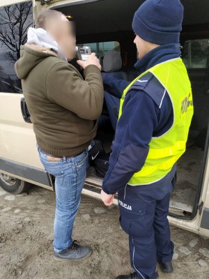 Policjant sprawdzający trzeźwość mężczyzny