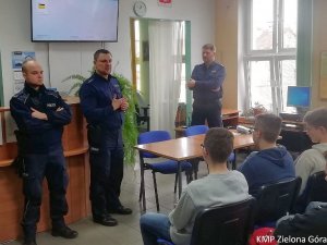 Dwóch policjantów w mundurze promujący swój zawód