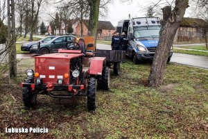 Policjanci sprawdzający trzeźwość kierującego traktor