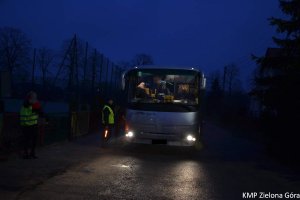 Policjanci kontrolujący autobus szkolny.