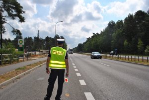 Policjant patrolujący drogę szybkiego ruchu.