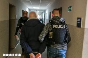 Zatrzymany za kradzieże w asyście dwóch policjantów