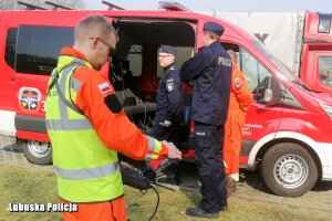 Policjanci sprawdzający tereny w których mogliby gromadzić się ludzie.