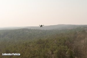 Zdjęcie drona w powietrzu.