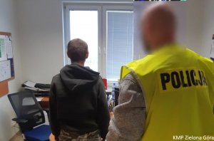 Wybił ze złości szybę w sklepie, zatrzymany wraz z Policjantem w pokoju przesłuchań