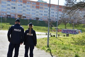 Policjanci sprawdzający mieszkańców , czy stosują się do nowych ograniczeń.