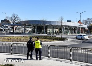 Policjanci w mundurach na tle centrum przesiadkowego